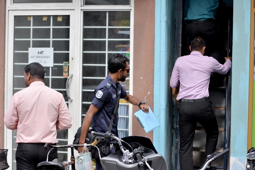 އަނަސް މަރާލި މައްސަލާގައި ހޯދަން އިއުލާންކުރި މ. ލޮނުމިދިލިގޭ އަފްރާހް އަބްދުއްރައްޒާގު ވަނީ ސިފަ ބަދަލުކުރަން މަސައްކަތްކޮށްފައި --