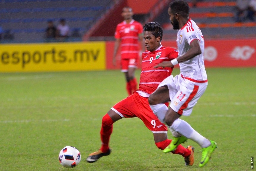 އޭއެފްސީ އޭޝިއަން ކަޕް ކޮލިފައިންގައި ރާއްޖެއާއި އޮމާން ބައްދަލުކުރި މެޗުގެ ތެރޭން: އެ މެޗުން ރާއްޖެ ބަލިވީ 3-1 ލަނޑުގެ ނަތީޖާއަކުން --- ސަން ފޮޓޯ/ މުހައްމަދު އަފްރާހް