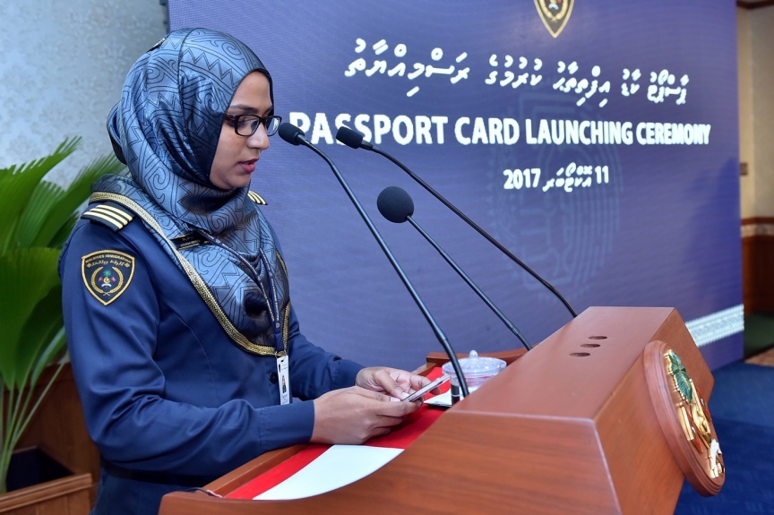 އޮކްޓޯބަރ 11، 2017: ވިޔަފާރިކޮށް ފައިސާ ނެގުމާއި އަދި އިތުރު ގިނަ ހިދުމަތްތަކެއް ލިބޭގޮތަށް، "ޕާސްޕޯޓު ކާޑު" ތައާރަފްކުރުމަށް ރައީސް އޮފީސްގައި ބޭއްވި ހަފްލާގެ ތެރެއިން -- ފޮޓޯ/ ރައީސް އޮފީސް