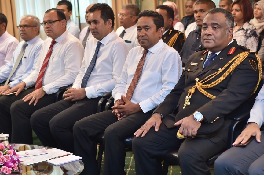 އޮކްޓޯބަރ 11، 2017: ވިޔަފާރިކޮށް ފައިސާ ނެގުމާއި އަދި އިތުރު ގިނަ ހިދުމަތްތަކެއް ލިބޭގޮތަށް، "ޕާސްޕޯޓު ކާޑު" ތައާރަފްކުރުމަށް ރައީސް އޮފީސްގައި ބޭއްވި ހަފްލާގެ ތެރެއިން -- ފޮޓޯ/ ރައީސް އޮފީސް