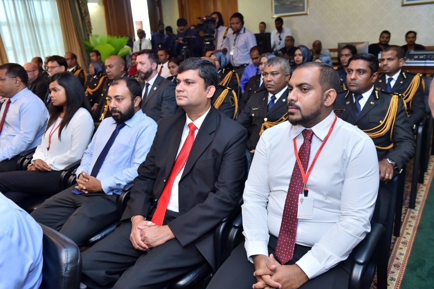 އޮކްޓޯބަރ 11، 2017: ވިޔަފާރިކޮށް ފައިސާ ނެގުމާއި އަދި އިތުރު ގިނަ ހިދުމަތްތަކެއް ލިބޭގޮތަށް، "ޕާސްޕޯޓު ކާޑު" ތައާރަފްކުރުމަށް ރައީސް އޮފީސްގައި ބޭއްވި ހަފްލާގެ ތެރެއިން -- ފޮޓޯ/ ރައީސް އޮފީސް