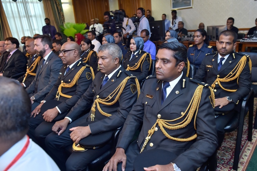 އޮކްޓޯބަރ 11، 2017: ވިޔަފާރިކޮށް ފައިސާ ނެގުމާއި އަދި އިތުރު ގިނަ ހިދުމަތްތަކެއް ލިބޭގޮތަށް، "ޕާސްޕޯޓު ކާޑު" ތައާރަފްކުރުމަށް ރައީސް އޮފީސްގައި ބޭއްވި ހަފްލާގެ ތެރެއިން -- ފޮޓޯ/ ރައީސް އޮފީސް