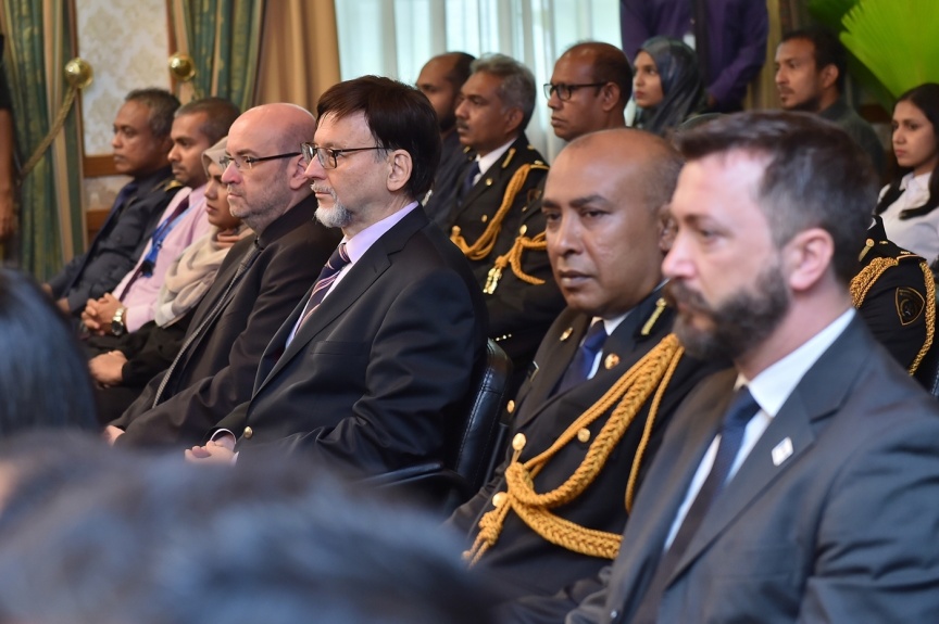 އޮކްޓޯބަރ 11، 2017: ވިޔަފާރިކޮށް ފައިސާ ނެގުމާއި އަދި އިތުރު ގިނަ ހިދުމަތްތަކެއް ލިބޭގޮތަށް، "ޕާސްޕޯޓު ކާޑު" ތައާރަފްކުރުމަށް ރައީސް އޮފީސްގައި ބޭއްވި ހަފްލާގެ ތެރެއިން -- ފޮޓޯ/ ރައީސް އޮފީސް