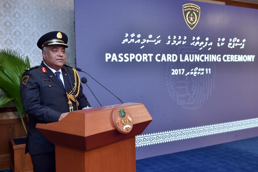 އޮކްޓޯބަރ 11، 2017: ވިޔަފާރިކޮށް ފައިސާ ނެގުމާއި އަދި އިތުރު ގިނަ ހިދުމަތްތަކެއް ލިބޭގޮތަށް، "ޕާސްޕޯޓު ކާޑު" ތައާރަފްކުރުމަށް ރައީސް އޮފީސްގައި ބޭއްވި ހަފްލާގެ ތެރެއިން -- ފޮޓޯ/ ރައީސް އޮފީސް
