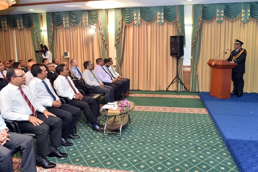 އޮކްޓޯބަރ 11، 2017: ވިޔަފާރިކޮށް ފައިސާ ނެގުމާއި އަދި އިތުރު ގިނަ ހިދުމަތްތަކެއް ލިބޭގޮތަށް، "ޕާސްޕޯޓު ކާޑު" ތައާރަފްކުރުމަށް ރައީސް އޮފީސްގައި ބޭއްވި ހަފްލާގެ ތެރެއިން -- ފޮޓޯ/ ރައީސް އޮފީސް