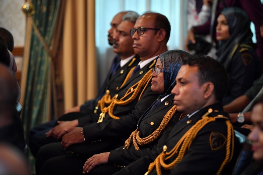 އޮކްޓޯބަރ 11، 2017: ވިޔަފާރިކޮށް ފައިސާ ނެގުމާއި އަދި އިތުރު ގިނަ ހިދުމަތްތަކެއް ލިބޭގޮތަށް، "ޕާސްޕޯޓު ކާޑު" ތައާރަފްކުރުމަށް ރައީސް އޮފީސްގައި ބޭއްވި ހަފްލާގެ ތެރެއިން -- ފޮޓޯ/ ރައީސް އޮފީސް