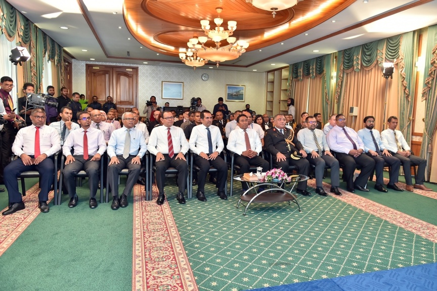 އޮކްޓޯބަރ 11، 2017: ވިޔަފާރިކޮށް ފައިސާ ނެގުމާއި އަދި އިތުރު ގިނަ ހިދުމަތްތަކެއް ލިބޭގޮތަށް، "ޕާސްޕޯޓު ކާޑު" ތައާރަފްކުރުމަށް ރައީސް އޮފީސްގައި ބޭއްވި ހަފްލާގެ ތެރެއިން -- ފޮޓޯ/ ރައީސް އޮފީސް