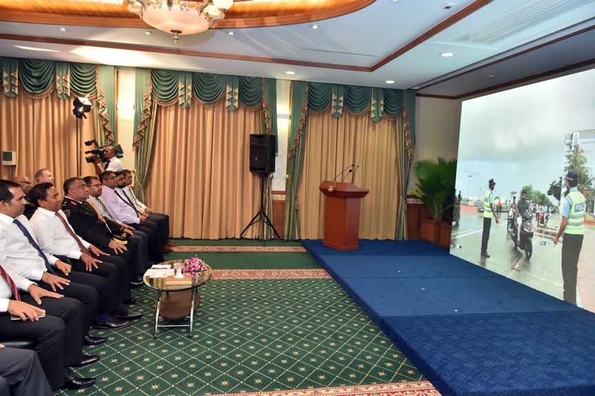 އޮކްޓޯބަރ 11، 2017: ވިޔަފާރިކޮށް ފައިސާ ނެގުމާއި އަދި އިތުރު ގިނަ ހިދުމަތްތަކެއް ލިބޭގޮތަށް، "ޕާސްޕޯޓު ކާޑު" ތައާރަފްކުރުމަށް ރައީސް އޮފީސްގައި ބޭއްވި ހަފްލާގެ ތެރެއިން -- ފޮޓޯ/ ރައީސް އޮފީސް