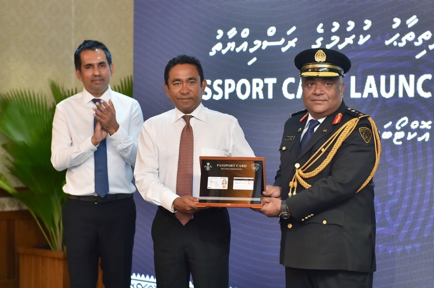އޮކްޓޯބަރ 11، 2017: ވިޔަފާރިކޮށް ފައިސާ ނެގުމާއި އަދި އިތުރު ގިނަ ހިދުމަތްތަކެއް ލިބޭގޮތަށް، "ޕާސްޕޯޓު ކާޑު" ތައާރަފްކުރުމަށް ރައީސް އޮފީސްގައި ބޭއްވި ހަފްލާގެ ތެރެއިން -- ފޮޓޯ/ ރައީސް އޮފީސް