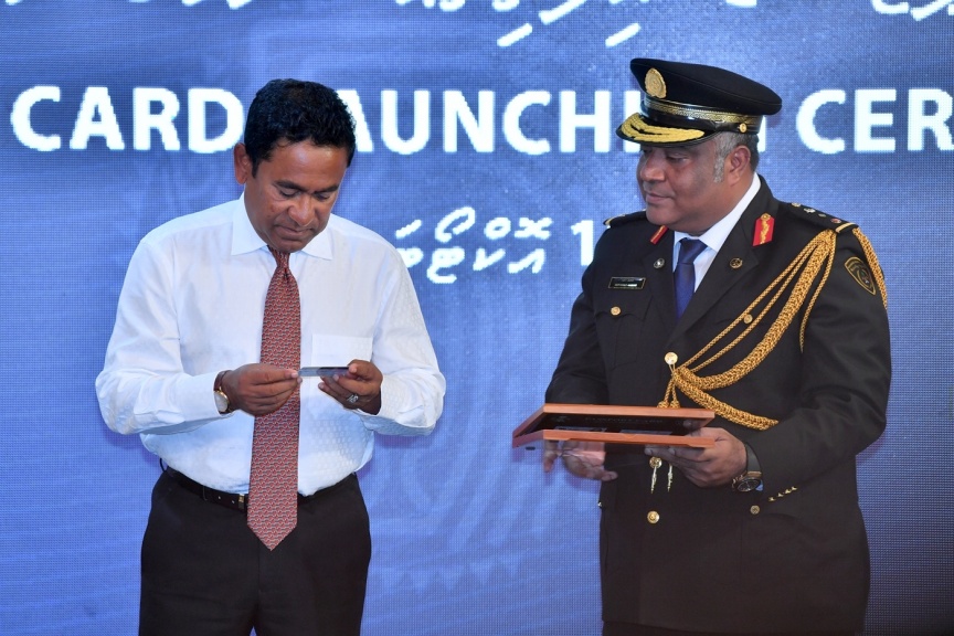 އޮކްޓޯބަރ 11، 2017: ވިޔަފާރިކޮށް ފައިސާ ނެގުމާއި އަދި އިތުރު ގިނަ ހިދުމަތްތަކެއް ލިބޭގޮތަށް، "ޕާސްޕޯޓު ކާޑު" ތައާރަފްކުރުމަށް ރައީސް އޮފީސްގައި ބޭއްވި ހަފްލާގެ ތެރެއިން -- ފޮޓޯ/ ރައީސް އޮފީސް