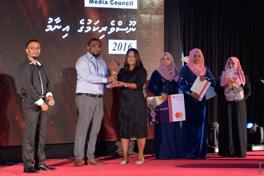 މޯލްޑިވްސް މީޑިޔާ ކައުންސިލުން ދޭ ނޫސްވެރިކަމުގެ އިނާމު 2016 ދިނުމުގެ ރަސްމިއްޔާތުގެ ތެރެއިން -- ސަން ފޮޓޯ/ މުހައްމަދު އަފްރާހް