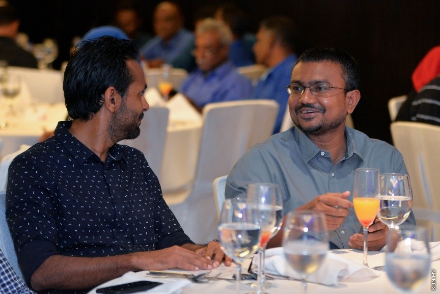 12 އޮކްޓޯބަރ 2017: އެމްޓީސީސީގެ މުވައްޒިފުންގެ އަގު ވަޒަންކޮށް ސުކޮލަޝިޕް ހަވާލްކުރުމަށް މިރޭ ހޮޓެލް ޖެންގައި ބޭއްވި ރަސްމިއްޔާތުގެ ތެރެއިން: މި ރަސްމިއްޔާތުގައި 10 މުވައްޒިފަކަށް ވަނީ ސްކޮލަޝިޕް ލިބިފައި---ސަން ފޮޓޯ/ މުހައްމަދު އަފްރާހް 