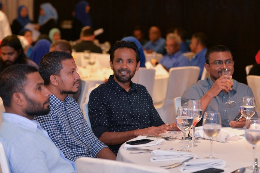 12 އޮކްޓޯބަރ 2017: އެމްޓީސީސީގެ މުވައްޒިފުންގެ އަގު ވަޒަންކޮށް ސުކޮލަޝިޕް ހަވާލްކުރުމަށް މިރޭ ހޮޓެލް ޖެންގައި ބޭއްވި ރަސްމިއްޔާތުގެ ތެރެއިން: މި ރަސްމިއްޔާތުގައި 10 މުވައްޒިފަކަށް ވަނީ ސްކޮލަޝިޕް ލިބިފައި---ސަން ފޮޓޯ/ މުހައްމަދު އަފްރާހް 