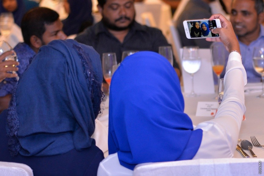 12 އޮކްޓޯބަރ 2017: އެމްޓީސީސީގެ މުވައްޒިފުންގެ އަގު ވަޒަންކޮށް ސުކޮލަޝިޕް ހަވާލްކުރުމަށް މިރޭ ހޮޓެލް ޖެންގައި ބޭއްވި ރަސްމިއްޔާތުގެ ތެރެއިން: މި ރަސްމިއްޔާތުގައި 10 މުވައްޒިފަކަށް ވަނީ ސްކޮލަޝިޕް ލިބިފައި---ސަން ފޮޓޯ/ މުހައްމަދު އަފްރާހް 