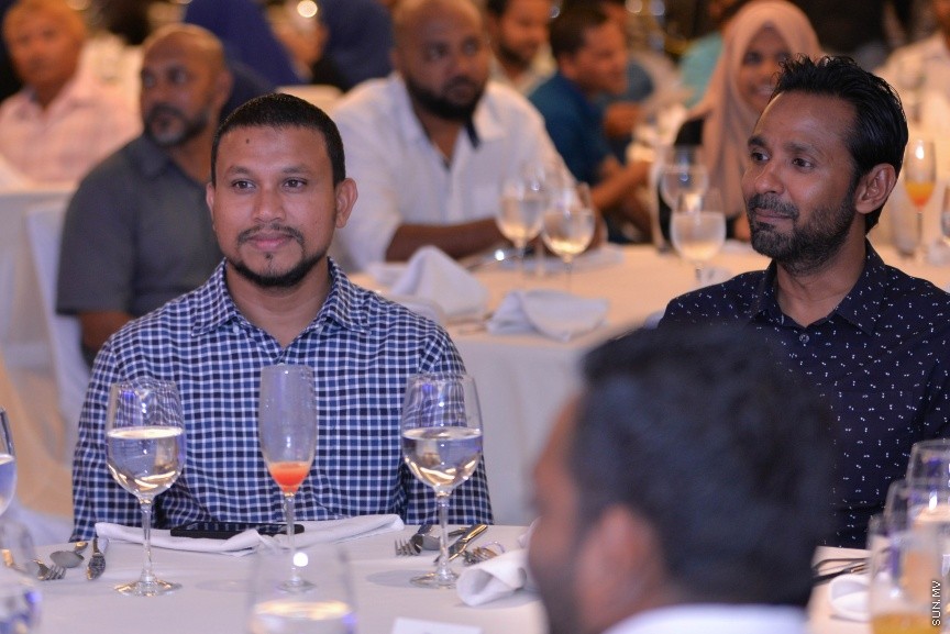 12 އޮކްޓޯބަރ 2017: އެމްޓީސީސީގެ މުވައްޒިފުންގެ އަގު ވަޒަންކޮށް ސުކޮލަޝިޕް ހަވާލްކުރުމަށް މިރޭ ހޮޓެލް ޖެންގައި ބޭއްވި ރަސްމިއްޔާތުގެ ތެރެއިން: މި ރަސްމިއްޔާތުގައި 10 މުވައްޒިފަކަށް ވަނީ ސްކޮލަޝިޕް ލިބިފައި---ސަން ފޮޓޯ/ މުހައްމަދު އަފްރާހް 