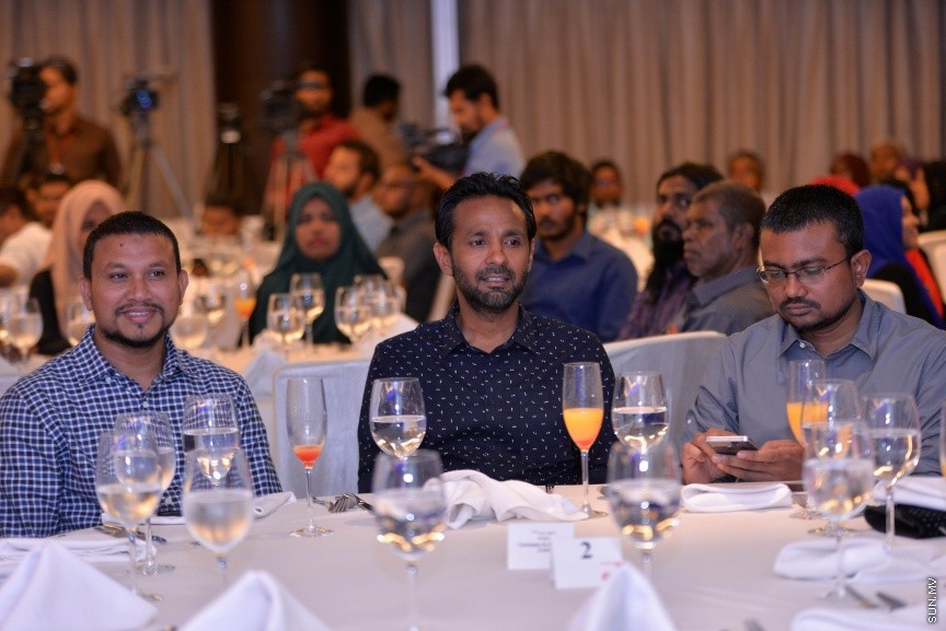 12 އޮކްޓޯބަރ 2017: އެމްޓީސީސީގެ މުވައްޒިފުންގެ އަގު ވަޒަންކޮށް ސުކޮލަޝިޕް ހަވާލްކުރުމަށް މިރޭ ހޮޓެލް ޖެންގައި ބޭއްވި ރަސްމިއްޔާތުގެ ތެރެއިން: މި ރަސްމިއްޔާތުގައި 10 މުވައްޒިފަކަށް ވަނީ ސްކޮލަޝިޕް ލިބިފައި---ސަން ފޮޓޯ/ މުހައްމަދު އަފްރާހް 