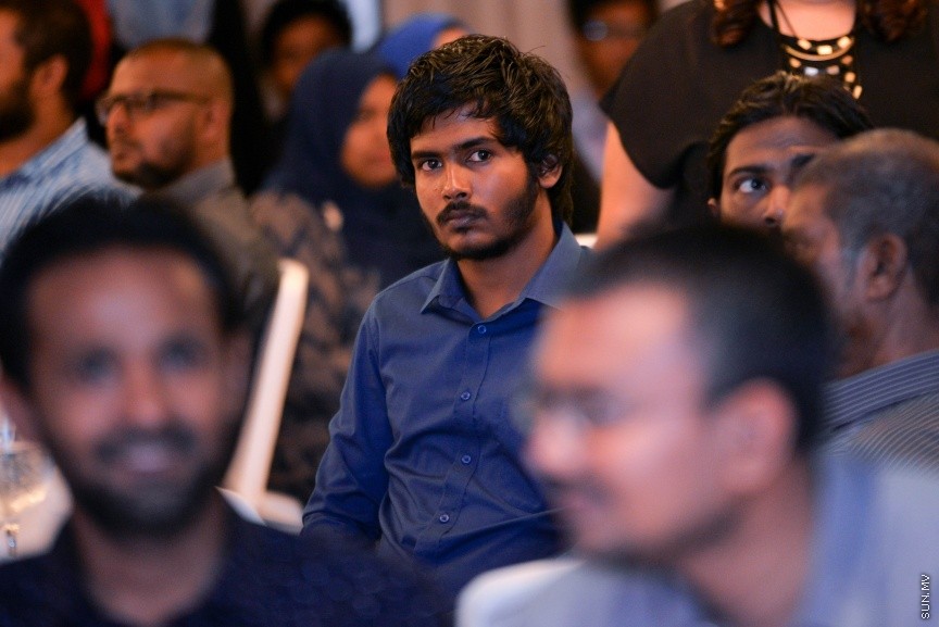 12 އޮކްޓޯބަރ 2017: އެމްޓީސީސީގެ މުވައްޒިފުންގެ އަގު ވަޒަންކޮށް ސުކޮލަޝިޕް ހަވާލްކުރުމަށް މިރޭ ހޮޓެލް ޖެންގައި ބޭއްވި ރަސްމިއްޔާތުގެ ތެރެއިން: މި ރަސްމިއްޔާތުގައި 10 މުވައްޒިފަކަށް ވަނީ ސްކޮލަޝިޕް ލިބިފައި---ސަން ފޮޓޯ/ މުހައްމަދު އަފްރާހް 