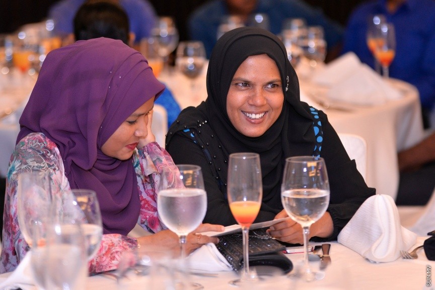 12 އޮކްޓޯބަރ 2017: އެމްޓީސީސީގެ މުވައްޒިފުންގެ އަގު ވަޒަންކޮށް ސުކޮލަޝިޕް ހަވާލްކުރުމަށް މިރޭ ހޮޓެލް ޖެންގައި ބޭއްވި ރަސްމިއްޔާތުގެ ތެރެއިން: މި ރަސްމިއްޔާތުގައި 10 މުވައްޒިފަކަށް ވަނީ ސްކޮލަޝިޕް ލިބިފައި---ސަން ފޮޓޯ/ މުހައްމަދު އަފްރާހް 