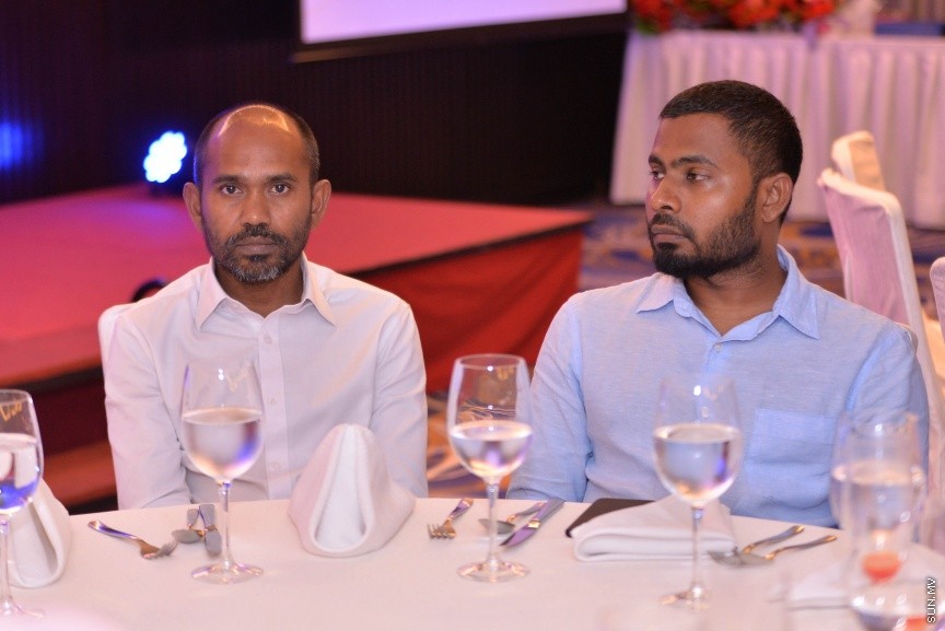 12 އޮކްޓޯބަރ 2017: އެމްޓީސީސީގެ މުވައްޒިފުންގެ އަގު ވަޒަންކޮށް ސުކޮލަޝިޕް ހަވާލްކުރުމަށް މިރޭ ހޮޓެލް ޖެންގައި ބޭއްވި ރަސްމިއްޔާތުގެ ތެރެއިން: މި ރަސްމިއްޔާތުގައި 10 މުވައްޒިފަކަށް ވަނީ ސްކޮލަޝިޕް ލިބިފައި---ސަން ފޮޓޯ/ މުހައްމަދު އަފްރާހް 