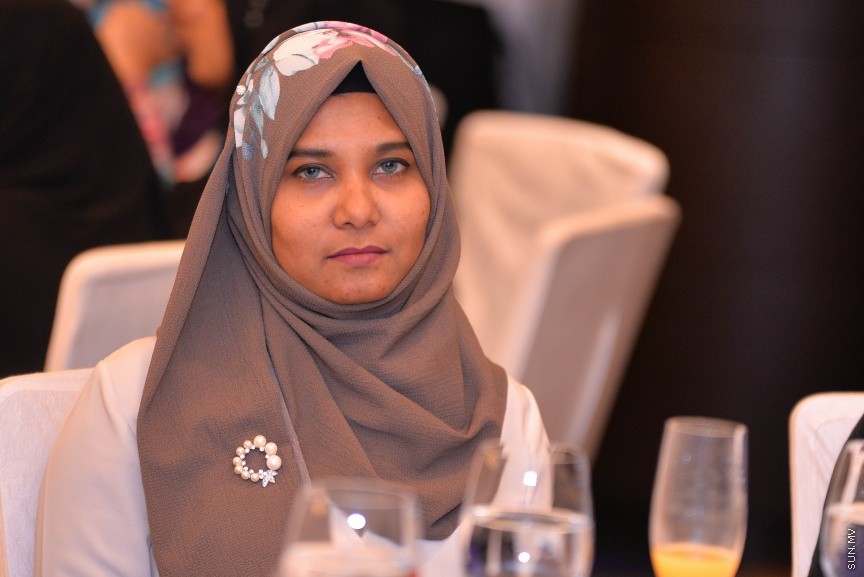 12 އޮކްޓޯބަރ 2017: އެމްޓީސީސީގެ މުވައްޒިފުންގެ އަގު ވަޒަންކޮށް ސުކޮލަޝިޕް ހަވާލްކުރުމަށް މިރޭ ހޮޓެލް ޖެންގައި ބޭއްވި ރަސްމިއްޔާތުގެ ތެރެއިން: މި ރަސްމިއްޔާތުގައި 10 މުވައްޒިފަކަށް ވަނީ ސްކޮލަޝިޕް ލިބިފައި---ސަން ފޮޓޯ/ މުހައްމަދު އަފްރާހް 