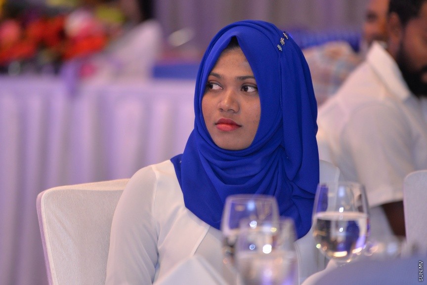 12 އޮކްޓޯބަރ 2017: އެމްޓީސީސީގެ މުވައްޒިފުންގެ އަގު ވަޒަންކޮށް ސުކޮލަޝިޕް ހަވާލްކުރުމަށް މިރޭ ހޮޓެލް ޖެންގައި ބޭއްވި ރަސްމިއްޔާތުގެ ތެރެއިން: މި ރަސްމިއްޔާތުގައި 10 މުވައްޒިފަކަށް ވަނީ ސްކޮލަޝިޕް ލިބިފައި---ސަން ފޮޓޯ/ މުހައްމަދު އަފްރާހް 