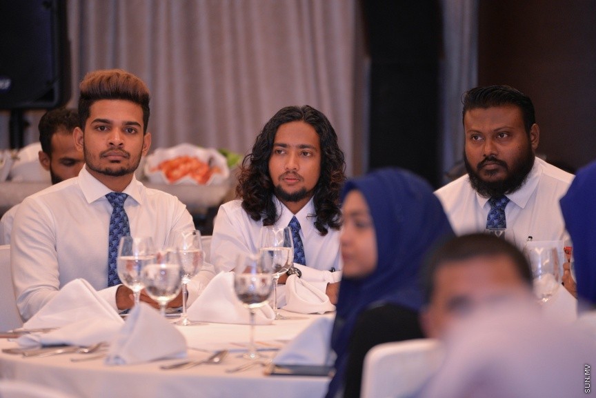 12 އޮކްޓޯބަރ 2017: އެމްޓީސީސީގެ މުވައްޒިފުންގެ އަގު ވަޒަންކޮށް ސުކޮލަޝިޕް ހަވާލްކުރުމަށް މިރޭ ހޮޓެލް ޖެންގައި ބޭއްވި ރަސްމިއްޔާތުގެ ތެރެއިން: މި ރަސްމިއްޔާތުގައި 10 މުވައްޒިފަކަށް ވަނީ ސްކޮލަޝިޕް ލިބިފައި---ސަން ފޮޓޯ/ މުހައްމަދު އަފްރާހް 