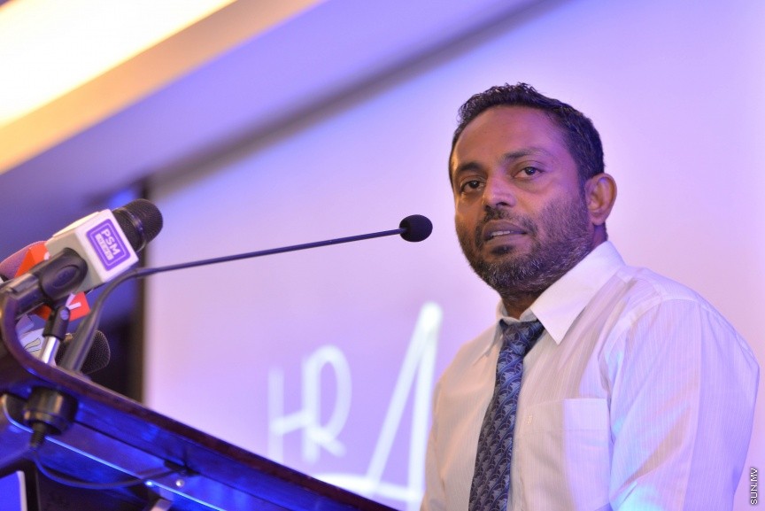 12 އޮކްޓޯބަރ 2017: އެމްޓީސީސީގެ މުވައްޒިފުންގެ އަގު ވަޒަންކޮށް ސުކޮލަޝިޕް ހަވާލްކުރުމަށް މިރޭ ހޮޓެލް ޖެންގައި ބޭއްވި ރަސްމިއްޔާތުގެ ތެރެއިން: މި ރަސްމިއްޔާތުގައި 10 މުވައްޒިފަކަށް ވަނީ ސްކޮލަޝިޕް ލިބިފައި---ސަން ފޮޓޯ/ މުހައްމަދު އަފްރާހް 