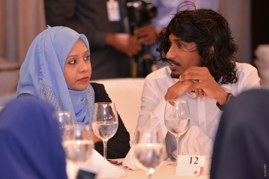12 އޮކްޓޯބަރ 2017: އެމްޓީސީސީގެ މުވައްޒިފުންގެ އަގު ވަޒަންކޮށް ސުކޮލަޝިޕް ހަވާލްކުރުމަށް މިރޭ ހޮޓެލް ޖެންގައި ބޭއްވި ރަސްމިއްޔާތުގެ ތެރެއިން: މި ރަސްމިއްޔާތުގައި 10 މުވައްޒިފަކަށް ވަނީ ސްކޮލަޝިޕް ލިބިފައި---ސަން ފޮޓޯ/ މުހައްމަދު އަފްރާހް 