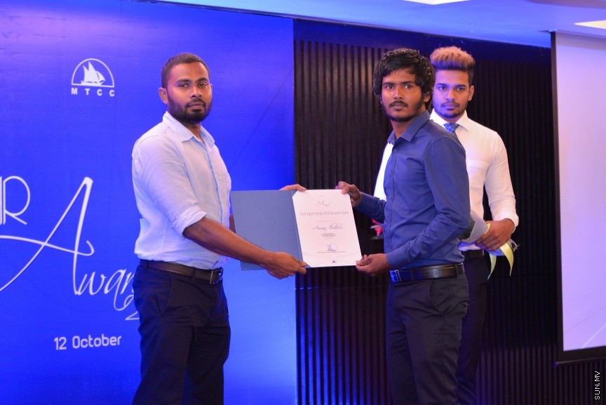 12 އޮކްޓޯބަރ 2017: އެމްޓީސީސީގެ މުވައްޒިފުންގެ އަގު ވަޒަންކޮށް ސުކޮލަޝިޕް ހަވާލްކުރުމަށް މިރޭ ހޮޓެލް ޖެންގައި ބޭއްވި ރަސްމިއްޔާތުގެ ތެރެއިން: މި ރަސްމިއްޔާތުގައި 10 މުވައްޒިފަކަށް ވަނީ ސްކޮލަޝިޕް ލިބިފައި---ސަން ފޮޓޯ/ މުހައްމަދު އަފްރާހް 