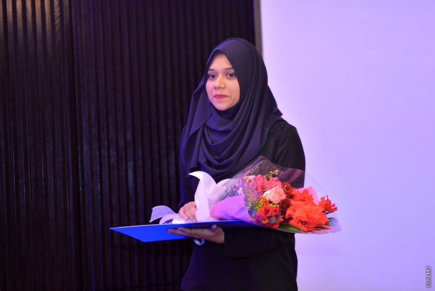 12 އޮކްޓޯބަރ 2017: އެމްޓީސީސީގެ މުވައްޒިފުންގެ އަގު ވަޒަންކޮށް ސުކޮލަޝިޕް ހަވާލްކުރުމަށް މިރޭ ހޮޓެލް ޖެންގައި ބޭއްވި ރަސްމިއްޔާތުގެ ތެރެއިން: މި ރަސްމިއްޔާތުގައި 10 މުވައްޒިފަކަށް ވަނީ ސްކޮލަޝިޕް ލިބިފައި---ސަން ފޮޓޯ/ މުހައްމަދު އަފްރާހް 