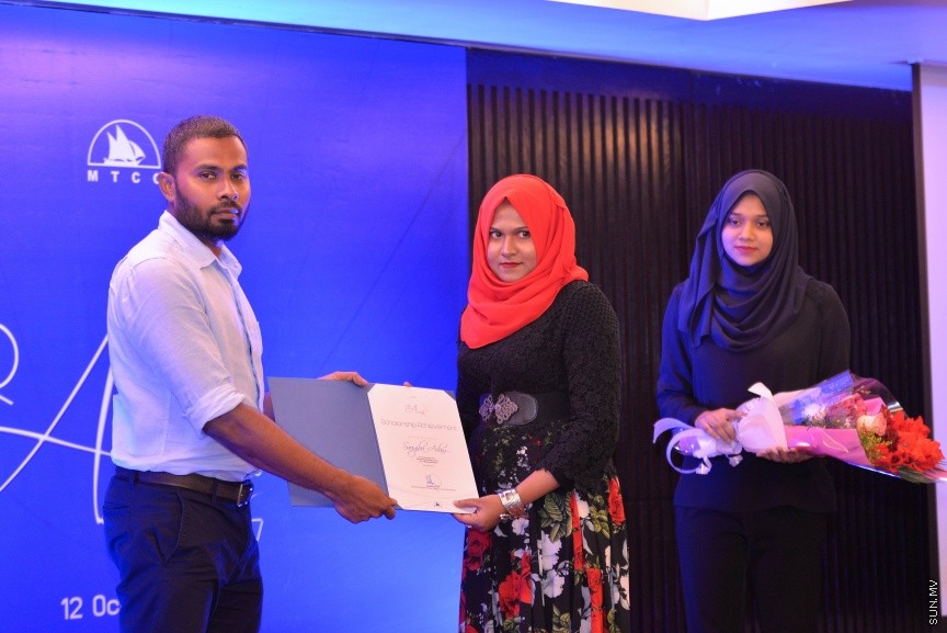 12 އޮކްޓޯބަރ 2017: އެމްޓީސީސީގެ މުވައްޒިފުންގެ އަގު ވަޒަންކޮށް ސުކޮލަޝިޕް ހަވާލްކުރުމަށް މިރޭ ހޮޓެލް ޖެންގައި ބޭއްވި ރަސްމިއްޔާތުގެ ތެރެއިން: މި ރަސްމިއްޔާތުގައި 10 މުވައްޒިފަކަށް ވަނީ ސްކޮލަޝިޕް ލިބިފައި---ސަން ފޮޓޯ/ މުހައްމަދު އަފްރާހް 