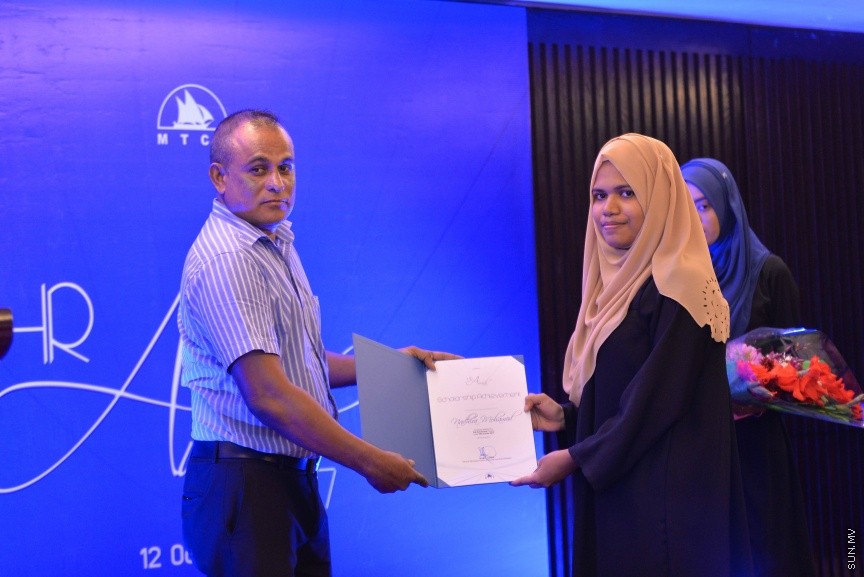 12 އޮކްޓޯބަރ 2017: އެމްޓީސީސީގެ މުވައްޒިފުންގެ އަގު ވަޒަންކޮށް ސުކޮލަޝިޕް ހަވާލްކުރުމަށް މިރޭ ހޮޓެލް ޖެންގައި ބޭއްވި ރަސްމިއްޔާތުގެ ތެރެއިން: މި ރަސްމިއްޔާތުގައި 10 މުވައްޒިފަކަށް ވަނީ ސްކޮލަޝިޕް ލިބިފައި---ސަން ފޮޓޯ/ މުހައްމަދު އަފްރާހް 