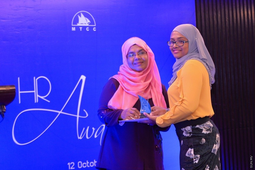 12 އޮކްޓޯބަރ 2017: އެމްޓީސީސީގެ މުވައްޒިފުންގެ އަގު ވަޒަންކޮށް ސުކޮލަޝިޕް ހަވާލްކުރުމަށް މިރޭ ހޮޓެލް ޖެންގައި ބޭއްވި ރަސްމިއްޔާތުގެ ތެރެއިން: މި ރަސްމިއްޔާތުގައި 10 މުވައްޒިފަކަށް ވަނީ ސްކޮލަޝިޕް ލިބިފައި---ސަން ފޮޓޯ/ މުހައްމަދު އަފްރާހް 