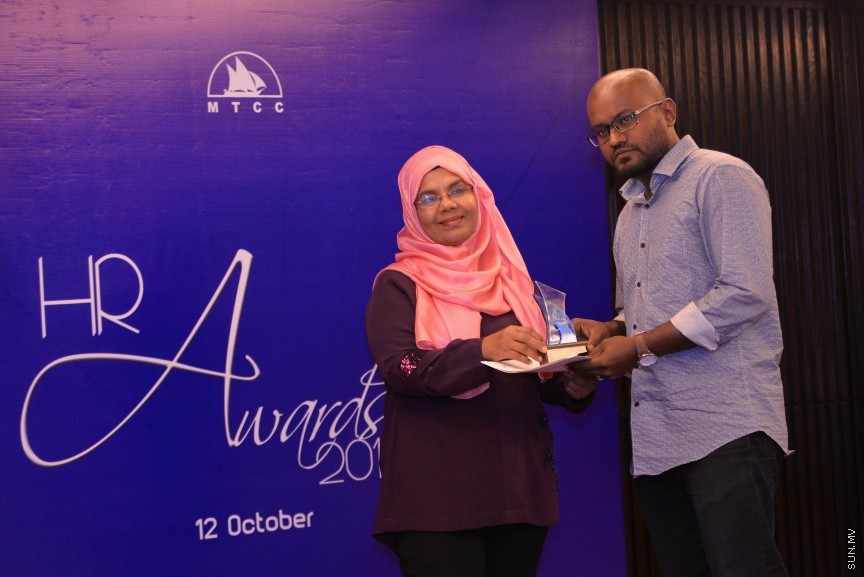 12 އޮކްޓޯބަރ 2017: އެމްޓީސީސީގެ މުވައްޒިފުންގެ އަގު ވަޒަންކޮށް ސުކޮލަޝިޕް ހަވާލްކުރުމަށް މިރޭ ހޮޓެލް ޖެންގައި ބޭއްވި ރަސްމިއްޔާތުގެ ތެރެއިން: މި ރަސްމިއްޔާތުގައި 10 މުވައްޒިފަކަށް ވަނީ ސްކޮލަޝިޕް ލިބިފައި---ސަން ފޮޓޯ/ މުހައްމަދު އަފްރާހް 