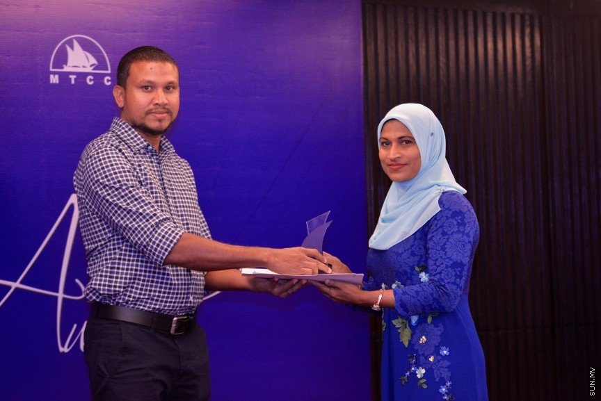 12 އޮކްޓޯބަރ 2017: އެމްޓީސީސީގެ މުވައްޒިފުންގެ އަގު ވަޒަންކޮށް ސުކޮލަޝިޕް ހަވާލްކުރުމަށް މިރޭ ހޮޓެލް ޖެންގައި ބޭއްވި ރަސްމިއްޔާތުގެ ތެރެއިން: މި ރަސްމިއްޔާތުގައި 10 މުވައްޒިފަކަށް ވަނީ ސްކޮލަޝިޕް ލިބިފައި---ސަން ފޮޓޯ/ މުހައްމަދު އަފްރާހް 