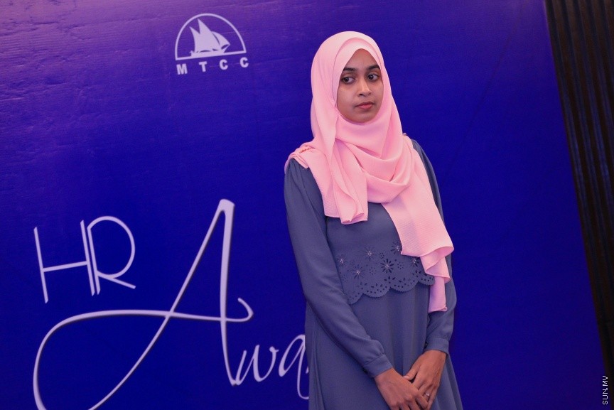 12 އޮކްޓޯބަރ 2017: އެމްޓީސީސީގެ މުވައްޒިފުންގެ އަގު ވަޒަންކޮށް ސުކޮލަޝިޕް ހަވާލްކުރުމަށް މިރޭ ހޮޓެލް ޖެންގައި ބޭއްވި ރަސްމިއްޔާތުގެ ތެރެއިން: މި ރަސްމިއްޔާތުގައި 10 މުވައްޒިފަކަށް ވަނީ ސްކޮލަޝިޕް ލިބިފައި---ސަން ފޮޓޯ/ މުހައްމަދު އަފްރާހް 