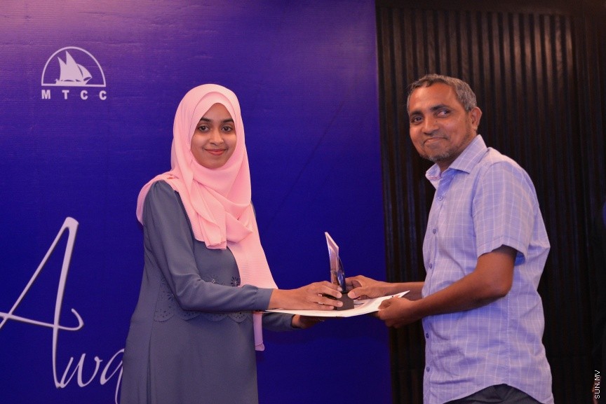 12 އޮކްޓޯބަރ 2017: އެމްޓީސީސީގެ މުވައްޒިފުންގެ އަގު ވަޒަންކޮށް ސުކޮލަޝިޕް ހަވާލްކުރުމަށް މިރޭ ހޮޓެލް ޖެންގައި ބޭއްވި ރަސްމިއްޔާތުގެ ތެރެއިން: މި ރަސްމިއްޔާތުގައި 10 މުވައްޒިފަކަށް ވަނީ ސްކޮލަޝިޕް ލިބިފައި---ސަން ފޮޓޯ/ މުހައްމަދު އަފްރާހް 