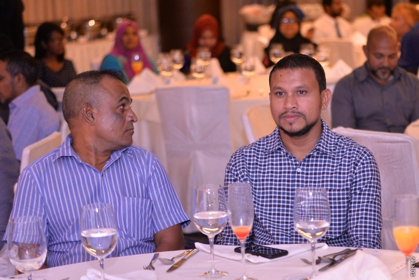 12 އޮކްޓޯބަރ 2017: އެމްޓީސީސީގެ މުވައްޒިފުންގެ އަގު ވަޒަންކޮށް ސުކޮލަޝިޕް ހަވާލްކުރުމަށް މިރޭ ހޮޓެލް ޖެންގައި ބޭއްވި ރަސްމިއްޔާތުގެ ތެރެއިން: މި ރަސްމިއްޔާތުގައި 10 މުވައްޒިފަކަށް ވަނީ ސްކޮލަޝިޕް ލިބިފައި---ސަން ފޮޓޯ/ މުހައްމަދު އަފްރާހް 