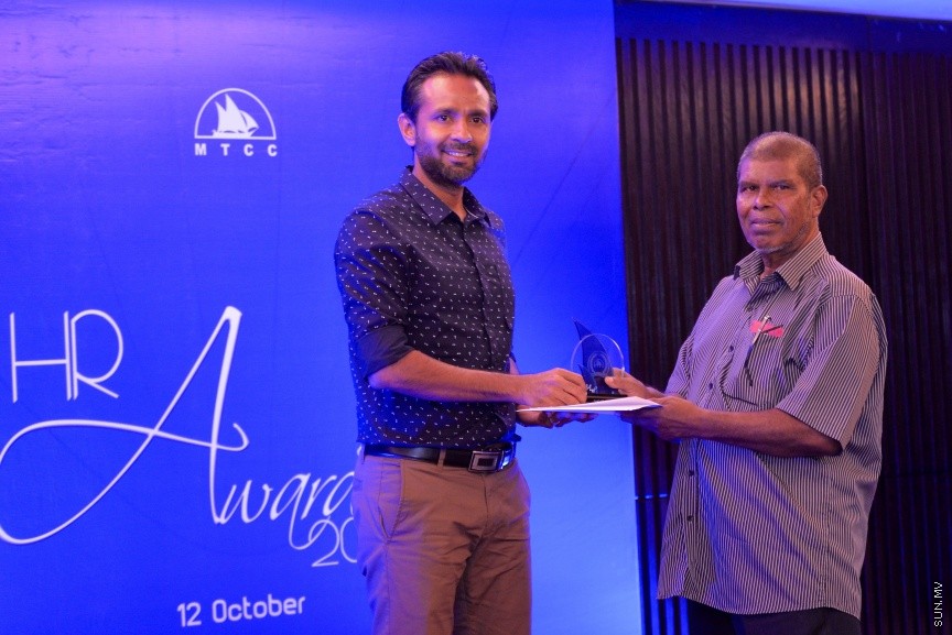 12 އޮކްޓޯބަރ 2017: އެމްޓީސީސީގެ މުވައްޒިފުންގެ އަގު ވަޒަންކޮށް ސުކޮލަޝިޕް ހަވާލްކުރުމަށް މިރޭ ހޮޓެލް ޖެންގައި ބޭއްވި ރަސްމިއްޔާތުގެ ތެރެއިން: މި ރަސްމިއްޔާތުގައި 10 މުވައްޒިފަކަށް ވަނީ ސްކޮލަޝިޕް ލިބިފައި---ސަން ފޮޓޯ/ މުހައްމަދު އަފްރާހް 