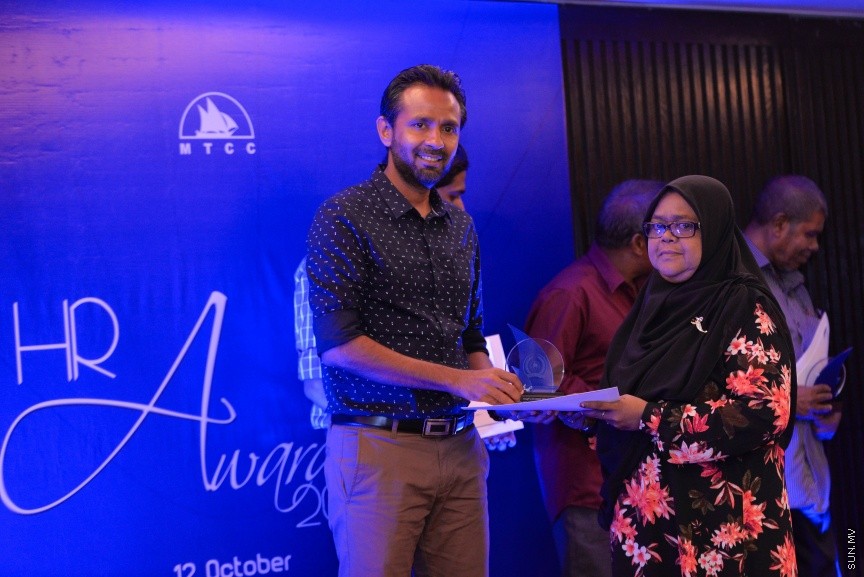 12 އޮކްޓޯބަރ 2017: އެމްޓީސީސީގެ މުވައްޒިފުންގެ އަގު ވަޒަންކޮށް ސުކޮލަޝިޕް ހަވާލްކުރުމަށް މިރޭ ހޮޓެލް ޖެންގައި ބޭއްވި ރަސްމިއްޔާތުގެ ތެރެއިން: މި ރަސްމިއްޔާތުގައި 10 މުވައްޒިފަކަށް ވަނީ ސްކޮލަޝިޕް ލިބިފައި---ސަން ފޮޓޯ/ މުހައްމަދު އަފްރާހް 