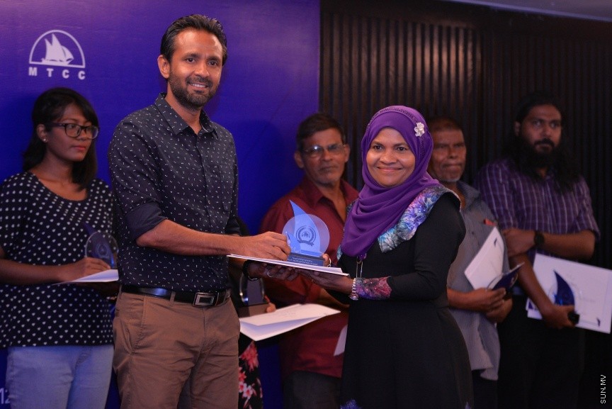 12 އޮކްޓޯބަރ 2017: އެމްޓީސީސީގެ މުވައްޒިފުންގެ އަގު ވަޒަންކޮށް ސުކޮލަޝިޕް ހަވާލްކުރުމަށް މިރޭ ހޮޓެލް ޖެންގައި ބޭއްވި ރަސްމިއްޔާތުގެ ތެރެއިން: މި ރަސްމިއްޔާތުގައި 10 މުވައްޒިފަކަށް ވަނީ ސްކޮލަޝިޕް ލިބިފައި---ސަން ފޮޓޯ/ މުހައްމަދު އަފްރާހް 