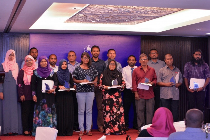 12 އޮކްޓޯބަރ 2017: އެމްޓީސީސީގެ މުވައްޒިފުންގެ އަގު ވަޒަންކޮށް ސުކޮލަޝިޕް ހަވާލްކުރުމަށް މިރޭ ހޮޓެލް ޖެންގައި ބޭއްވި ރަސްމިއްޔާތުގެ ތެރެއިން: މި ރަސްމިއްޔާތުގައި 10 މުވައްޒިފަކަށް ވަނީ ސްކޮލަޝިޕް ލިބިފައި---ސަން ފޮޓޯ/ މުހައްމަދު އަފްރާހް 