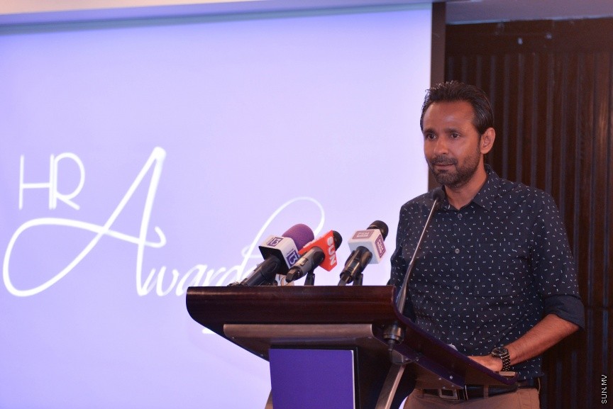 12 އޮކްޓޯބަރ 2017: އެމްޓީސީސީގެ މުވައްޒިފުންގެ އަގު ވަޒަންކޮށް ސުކޮލަޝިޕް ހަވާލްކުރުމަށް މިރޭ ހޮޓެލް ޖެންގައި ބޭއްވި ރަސްމިއްޔާތުގެ ތެރެއިން: މި ރަސްމިއްޔާތުގައި 10 މުވައްޒިފަކަށް ވަނީ ސްކޮލަޝިޕް ލިބިފައި---ސަން ފޮޓޯ/ މުހައްމަދު އަފްރާހް 