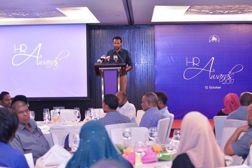 12 އޮކްޓޯބަރ 2017: އެމްޓީސީސީގެ މުވައްޒިފުންގެ އަގު ވަޒަންކޮށް ސުކޮލަޝިޕް ހަވާލްކުރުމަށް މިރޭ ހޮޓެލް ޖެންގައި ބޭއްވި ރަސްމިއްޔާތުގެ ތެރެއިން: މި ރަސްމިއްޔާތުގައި 10 މުވައްޒިފަކަށް ވަނީ ސްކޮލަޝިޕް ލިބިފައި---ސަން ފޮޓޯ/ މުހައްމަދު އަފްރާހް 