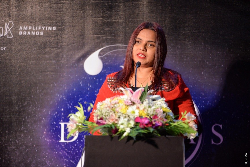 އޮކްޓޯބަރ 14، 2017: ރާއްޖޭގައި ފެޝަން ޑިޒައިނަރުންގެ ގޮތުގައި ހަރަކާތްތެރިވާ ފަރާތްތަކުގެ މަސައްކަތް އެއް ޕްލެޓްފޯމަކުން ދައްކައިލުމުގެ މަގްސަދުގައި ދަރުބާރުގޭގައި ބޭއްވި "ދިވާސް 2017" ފެޝަން ޝޯވގެ ތެރެއިން -- ސަން ފޮޓޯ/ ފަޔާޒު މޫސާ