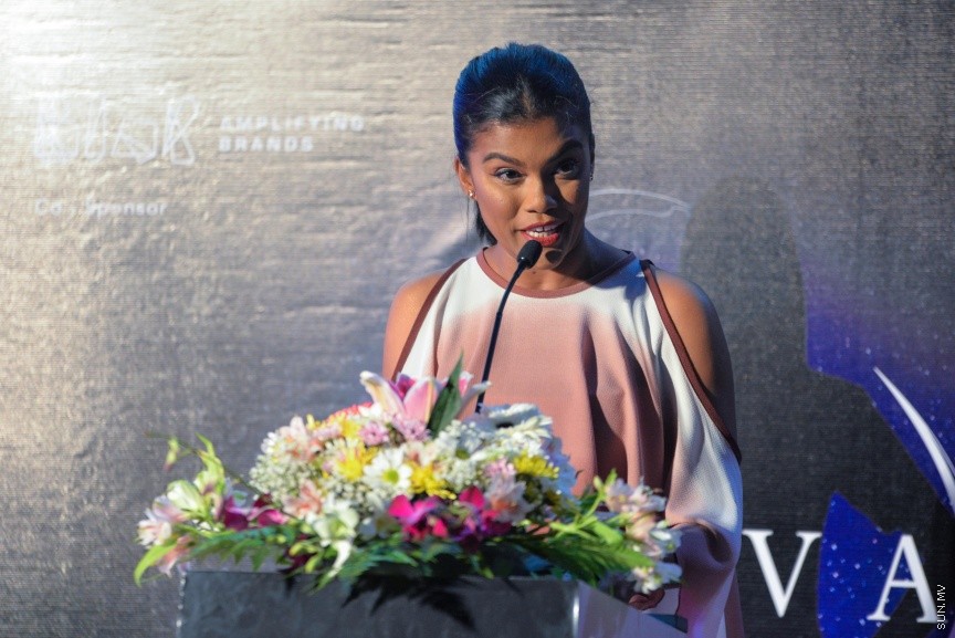 އޮކްޓޯބަރ 14، 2017: ރާއްޖޭގައި ފެޝަން ޑިޒައިނަރުންގެ ގޮތުގައި ހަރަކާތްތެރިވާ ފަރާތްތަކުގެ މަސައްކަތް އެއް ޕްލެޓްފޯމަކުން ދައްކައިލުމުގެ މަގްސަދުގައި ދަރުބާރުގޭގައި ބޭއްވި "ދިވާސް 2017" ފެޝަން ޝޯވގެ ތެރެއިން -- ސަން ފޮޓޯ/ ފަޔާޒު މޫސާ