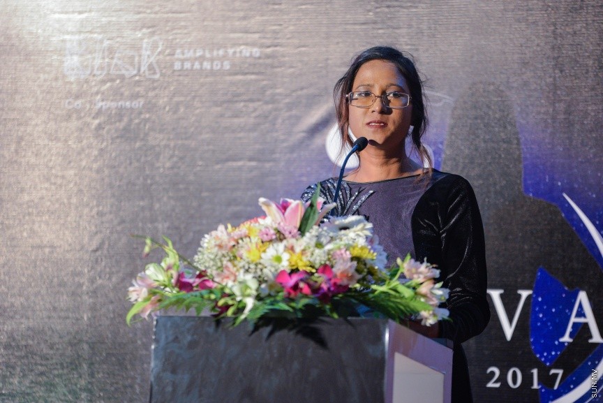 އޮކްޓޯބަރ 14، 2017: ރާއްޖޭގައި ފެޝަން ޑިޒައިނަރުންގެ ގޮތުގައި ހަރަކާތްތެރިވާ ފަރާތްތަކުގެ މަސައްކަތް އެއް ޕްލެޓްފޯމަކުން ދައްކައިލުމުގެ މަގްސަދުގައި ދަރުބާރުގޭގައި ބޭއްވި "ދިވާސް 2017" ފެޝަން ޝޯވގެ ތެރެއިން -- ސަން ފޮޓޯ/ ފަޔާޒު މޫސާ