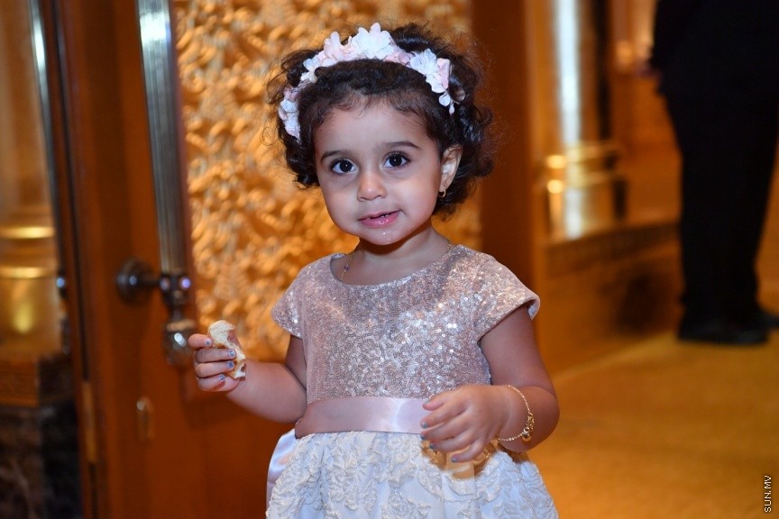 ޔޫ.އޭ.އީ ގައި ދިރިއުޅޭ ދިވެހި ރައްޔިތުންނާ، ރައީސުލްޖުމްހޫރިއްޔާގެ ދެކަނބަލުން ބައްދަލުކުރެއްވުމުގެ ގޮތުން ބޭއްވި ހަފްލާގެ ތެރެއިން: މި ޙަފުލާގައި ވާހަކަފުޅު ދައްކަވަމުން ރައީސުލްޖުމްހޫރިއްޔާ ވިދާޅުވީ، އެންމެ ރަނގަޅު ސަފީރުންނަކީ ސިޔާސީގޮތުން ޢައްޔަނުކުރެވޭ ސަފީރުން ނޫންކަމަށާއި، އެންމެ ރަނގަޅު ސަފީރުންނަކީ ރާއްޖޭން ބޭރުގައި ދިރިއުޅުއްވާއިރު އަޚްލާގީ މިންގަނޑު ހިފަހައްޓަވާ، ދިވެހިންގެ ޤަދަރު ނުވެއްޓޭގޮތަށް ދިރިއުޅުއްވުން ބައްޓަންކުރައްވާ ބޭފުޅުންކަމުގަ---ފޮޓޯ/ ރައީސް އޮފީސް