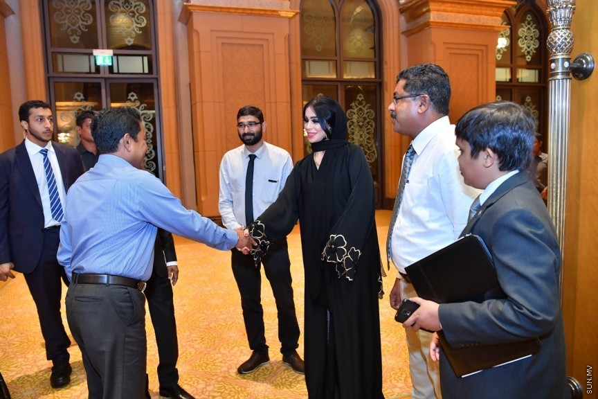 ޔޫ.އޭ.އީ ގައި ދިރިއުޅޭ ދިވެހި ރައްޔިތުންނާ، ރައީސުލްޖުމްހޫރިއްޔާގެ ދެކަނބަލުން ބައްދަލުކުރެއްވުމުގެ ގޮތުން ބޭއްވި ހަފްލާގެ ތެރެއިން: މި ޙަފުލާގައި ވާހަކަފުޅު ދައްކަވަމުން ރައީސުލްޖުމްހޫރިއްޔާ ވިދާޅުވީ، އެންމެ ރަނގަޅު ސަފީރުންނަކީ ސިޔާސީގޮތުން ޢައްޔަނުކުރެވޭ ސަފީރުން ނޫންކަމަށާއި، އެންމެ ރަނގަޅު ސަފީރުންނަކީ ރާއްޖޭން ބޭރުގައި ދިރިއުޅުއްވާއިރު އަޚްލާގީ މިންގަނޑު ހިފަހައްޓަވާ، ދިވެހިންގެ ޤަދަރު ނުވެއްޓޭގޮތަށް ދިރިއުޅުއްވުން ބައްޓަންކުރައްވާ ބޭފުޅުންކަމުގަ---ފޮޓޯ/ ރައީސް އޮފީސް