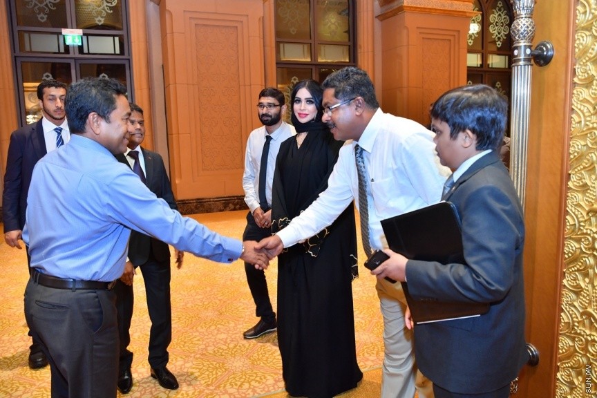 ޔޫ.އޭ.އީ ގައި ދިރިއުޅޭ ދިވެހި ރައްޔިތުންނާ، ރައީސުލްޖުމްހޫރިއްޔާގެ ދެކަނބަލުން ބައްދަލުކުރެއްވުމުގެ ގޮތުން ބޭއްވި ހަފްލާގެ ތެރެއިން: މި ޙަފުލާގައި ވާހަކަފުޅު ދައްކަވަމުން ރައީސުލްޖުމްހޫރިއްޔާ ވިދާޅުވީ، އެންމެ ރަނގަޅު ސަފީރުންނަކީ ސިޔާސީގޮތުން ޢައްޔަނުކުރެވޭ ސަފީރުން ނޫންކަމަށާއި، އެންމެ ރަނގަޅު ސަފީރުންނަކީ ރާއްޖޭން ބޭރުގައި ދިރިއުޅުއްވާއިރު އަޚްލާގީ މިންގަނޑު ހިފަހައްޓަވާ، ދިވެހިންގެ ޤަދަރު ނުވެއްޓޭގޮތަށް ދިރިއުޅުއްވުން ބައްޓަންކުރައްވާ ބޭފުޅުންކަމުގަ---ފޮޓޯ/ ރައީސް އޮފީސް